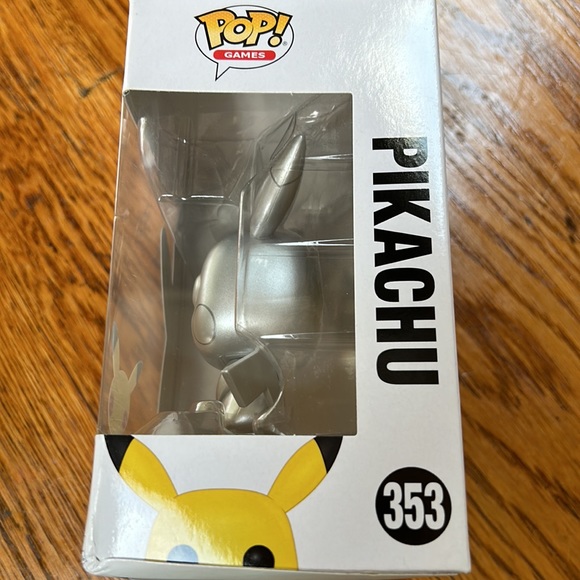 Funko Pop Pokémon Pikachu figurine in original box.  #353.  Good condition. - Picture 4 of 11
